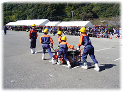 模範演技の軽可搬ポンプ操法を披露